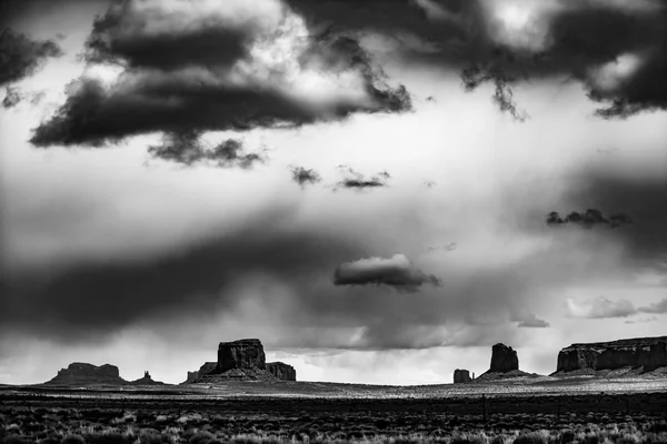 Дощ через Monument Valley — стокове фото