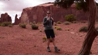 Monument Valley Totem direği kız uzun yürüyüşe çıkan kimse