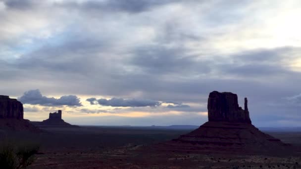 Monument Valley bulutlu gündoğumu hızlandırılmış — Stok video