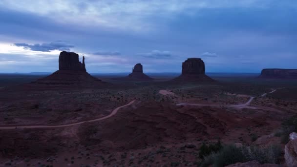 Monument Valley bulutlu gündoğumu hızlandırılmış 8k — Stok video