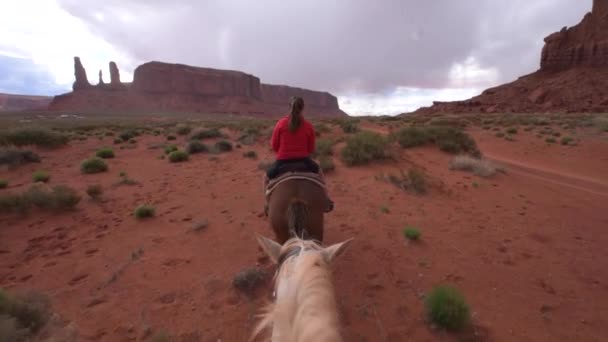 Monument Valley Paardrijden — Stockvideo