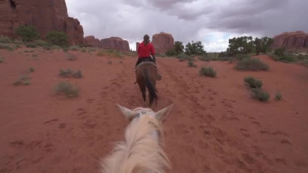 Monument Valley Paardrijden — Stockvideo