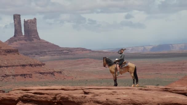 Mladá žena Monument Valley na koních v místě John Ford — Stock video