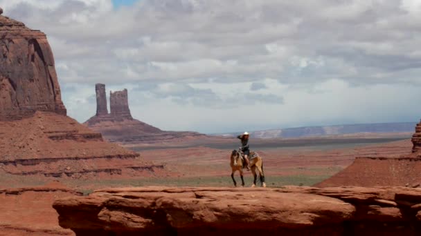 Monument Valley νεαρή γυναίκα ιππασία στο σημείο του John Ford — Αρχείο Βίντεο