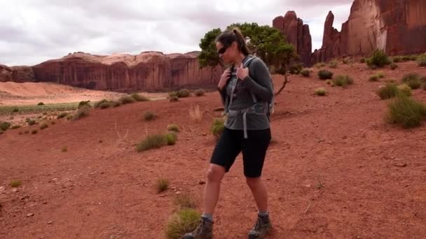 Monument Valley πόλο τοτέμ κορίτσι πεζοπόρος — Αρχείο Βίντεο