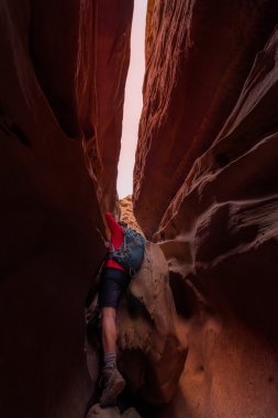 Büyük kayanın içinde küçük Wi üzerinde tırmanma sırt çantası kadınla
