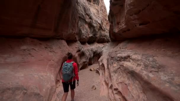 Backpacker vrouw binnen Slot Canyon — Stockvideo