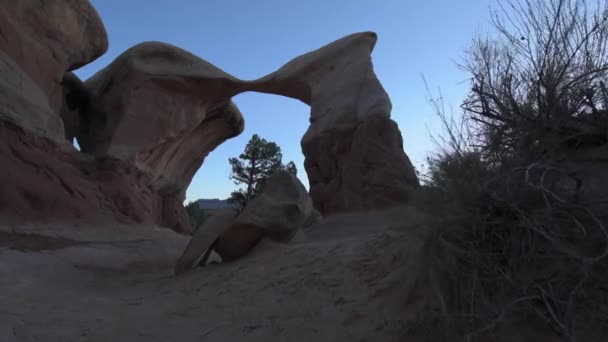 Metate Arch Devil 's Garden después del atardecer , — Vídeo de stock