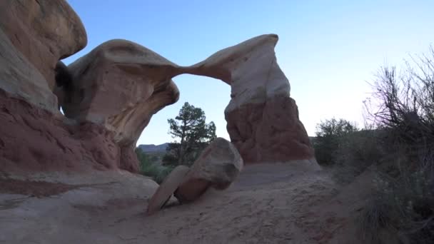 Güneş battıktan sonra metate Arch şeytanın Bahçe, — Stok video