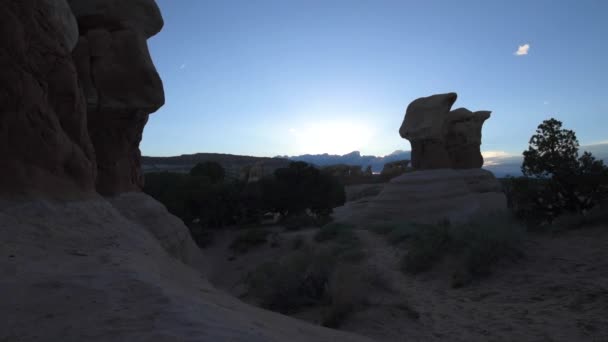 魔鬼的花园石林后日落，盛大楼梯埃斯卡兰特国家纪念碑，犹他州 — 图库视频影像