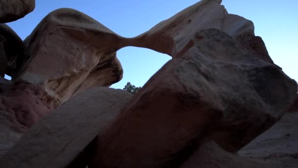 Metate Arch Backpacker Girl Explorando el Jardín del Diablo Escalante — Vídeo de stock