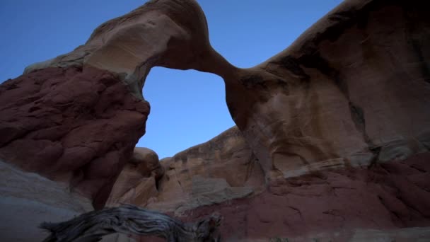 Metate Arch Backpacker Girl Exploring Devil 's Garden Escalante — стоковое видео