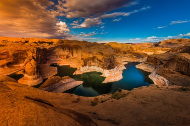 Yansıma Canyon Lake Powell Utah