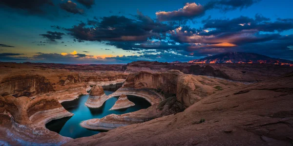 Yansıma Canyon Lake Powell Utah