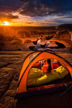 Sunrise yansıma Kanyon Utah Lake Powell Campi, kahve fincan