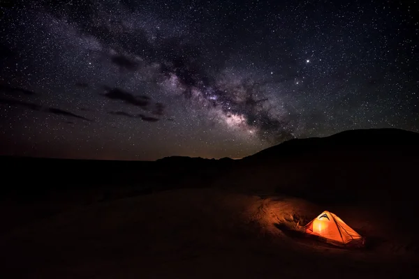 Kemp pod hvězdami reflexe Canyon Utah Usa — Stock fotografie