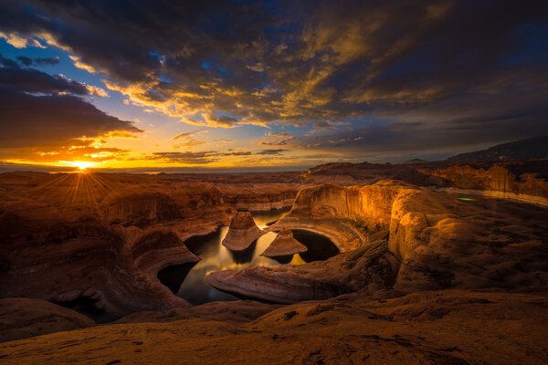 Рассвет над отталкивающим каньоном
