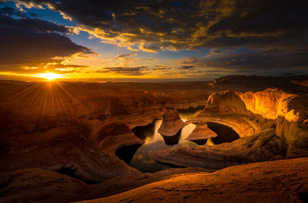 Рассвет над отталкивающим каньоном
