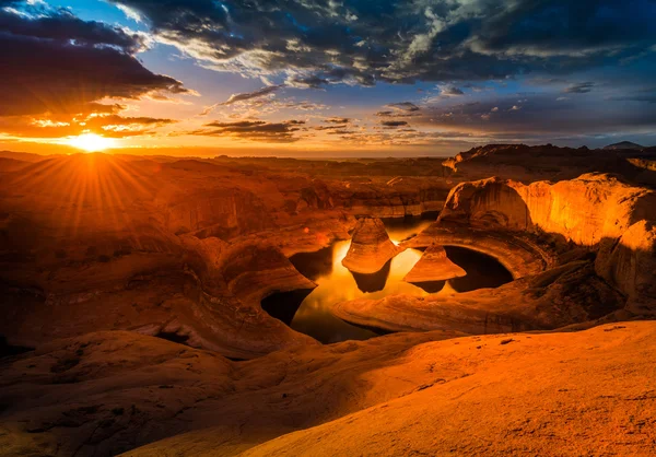 Рассвет над отталкивающим каньоном — стоковое фото