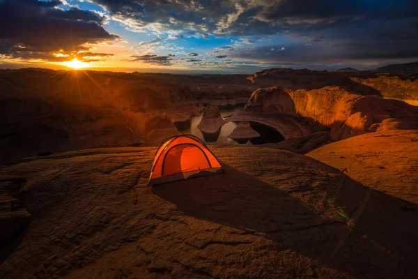 リモート キャンプ湖パウエル反射渓谷ユタ州アメリカ合衆国 — ストック写真