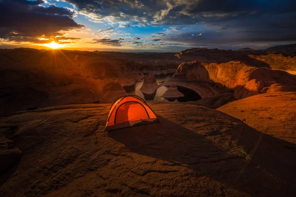 Uzak kamp Lake Powell yansıma Kanyon Utah ABD — Stok fotoğraf