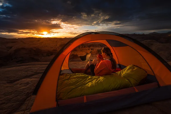 Tasse Kaffee bei Sonnenaufgang Reflexion Canyon utah Lake Powell Campi — Stockfoto