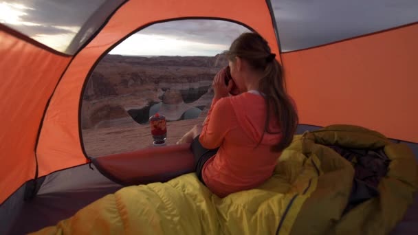 Kopp kaffe på Sunrise reflektion Canyon Utah Lake Powell Camping — Stockvideo