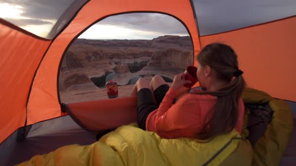 Cup af kaffe ved solopgang Refleksion Canyon Utah Lake Powell Camping – Stock-video