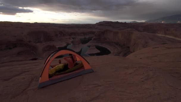 Kamp kahvaltı genç kadının güzel güneş doğarken yansıma Canyon Lake Powell Utah ABD arıyorsunuz bir tanımlama bilgisi — Stok video