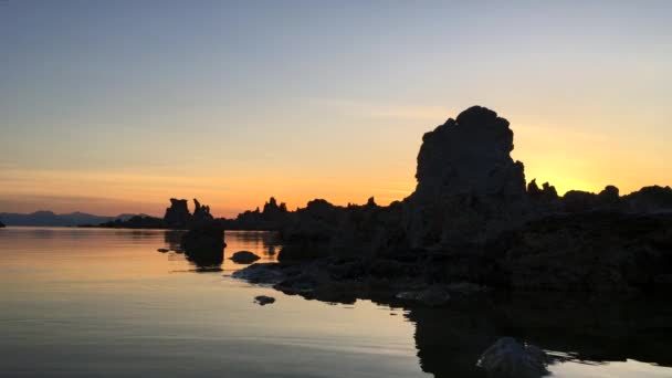 Mono Lake Sonnenaufgang stetiger Schuss — Stockvideo