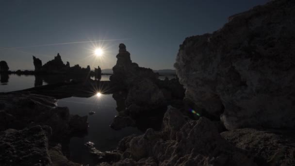 Mono lago em Sunrise Dolly tiro cru — Vídeo de Stock