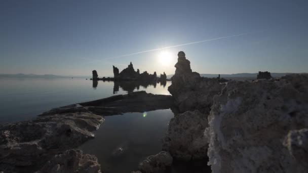 Mono lago en el amanecer Dolly disparo crudo — Vídeo de stock