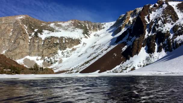 Ellery Lake in de buurt van de Tioga Pass California Usa — Stockvideo