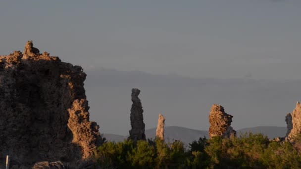 Calcio Spires en el lago Mono pan lento a la izquierda — Vídeo de stock