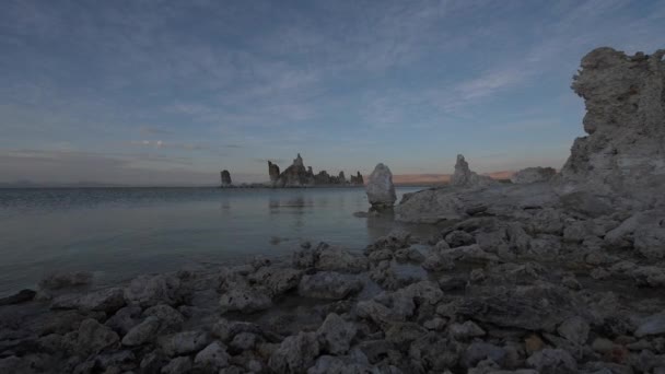 Mono-tó naplementekor nyugodt vizek — Stock videók