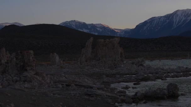 Mono Lake Sunrise lenta pan direita — Vídeo de Stock