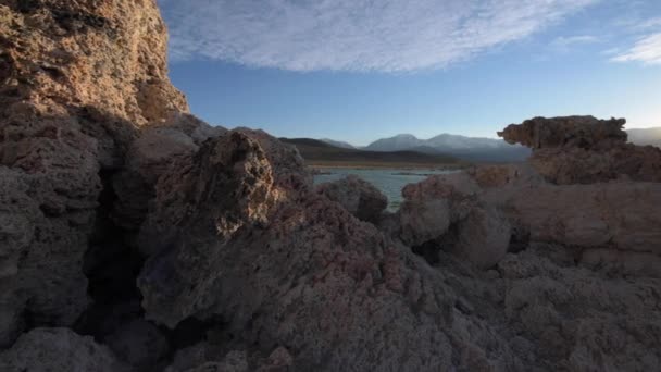 Torres Tufa em Mono Lake tiro dolly lento — Vídeo de Stock