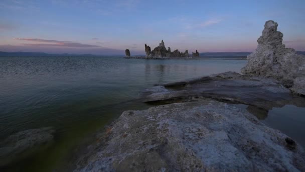 Південний туфу в Sunset кальцію шпилі моно на озеро — стокове відео