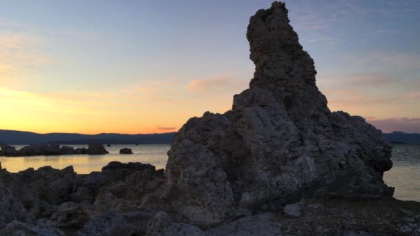 Νότια ηφαιστειακή τέφρα στο ηλιοβασίλεμα ασβέστιο κωδωνοστάσια στο Mono Lake — Αρχείο Βίντεο