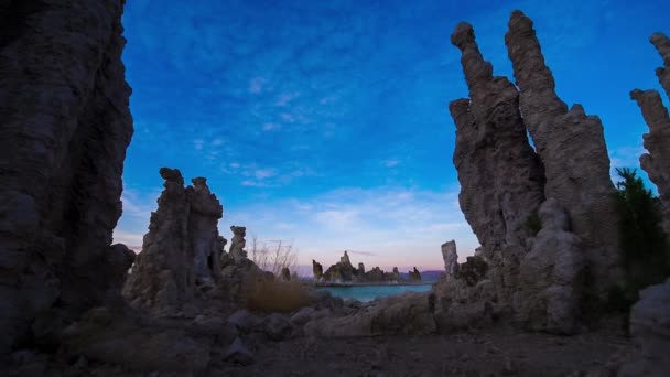 Calcio Spires en Mono Lake seguimiento hacia adelante — Vídeos de Stock