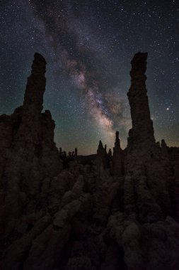 Mono Gölü gece Samanyolu Kaliforniya manzaralar 