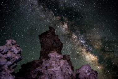 Mono Gölü gece Samanyolu Kaliforniya manzaralar 