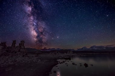 Mono Gölü gece Samanyolu Kaliforniya manzaralar 
