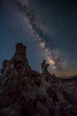 Mono Gölü gece Samanyolu Kaliforniya manzaralar 