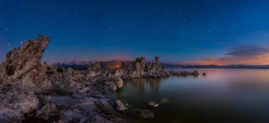 Mono Gölü ve gündoğumu Panorama Sierra Dağları 