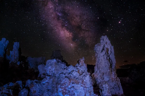 在夜晚银河系加利福尼亚州莫诺湖的风景 — 图库照片