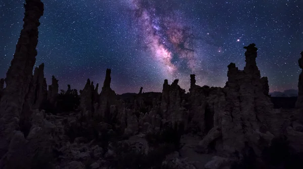 夜天の川のカリフォルニア州のモノ湖を風景します。 — ストック写真