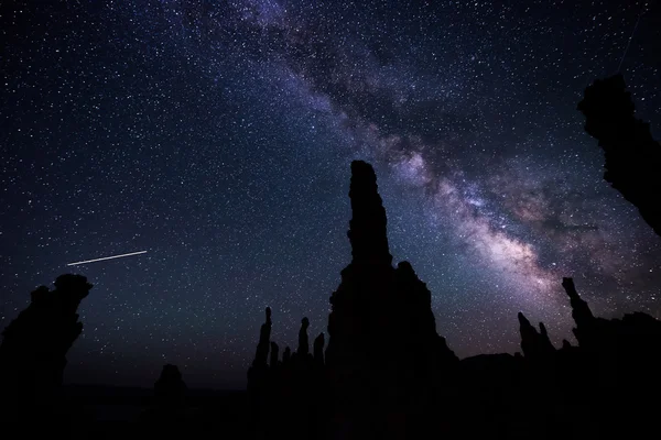 在夜晚银河系加利福尼亚州莫诺湖的风景 — 图库照片