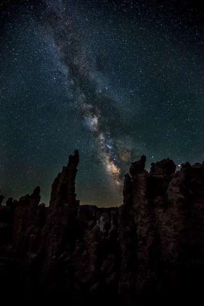 夜天の川のカリフォルニア州のモノ湖を風景します。 — ストック写真