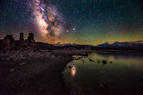 Моно-озеро ночью Млечный Путь Пейзажи Калифорнии — стоковое фото